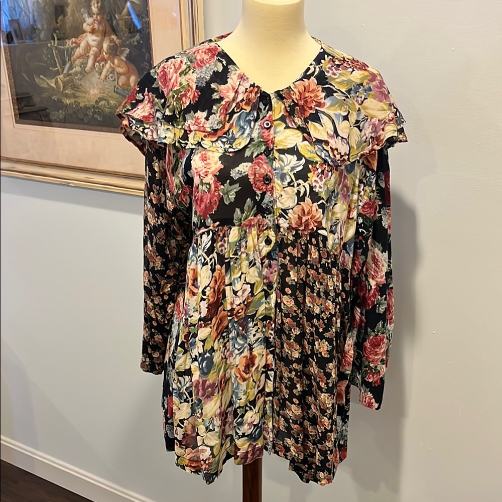 TAKE AWAY BLACK FLORAL PRINT WOMANS TOP / L / BUTTON FRONT/ LARGE DOUBLE COLLAR
